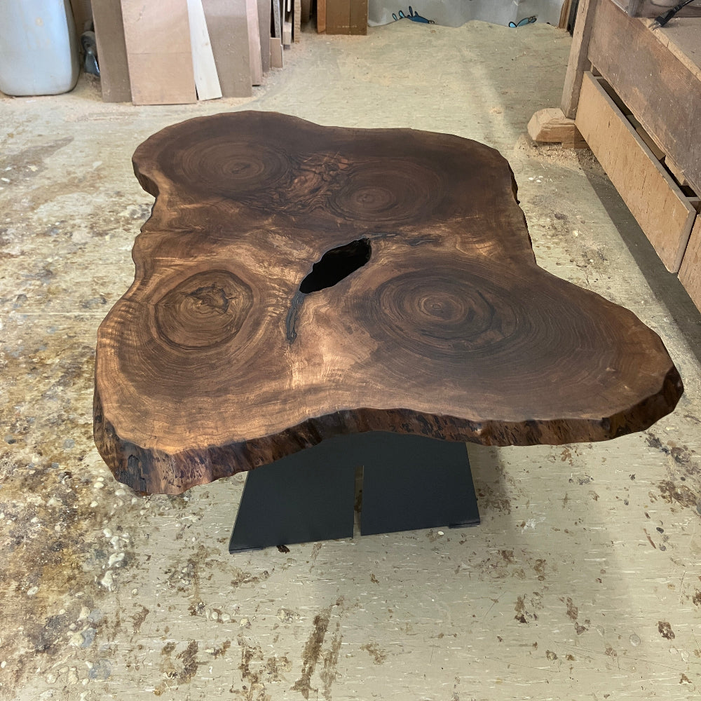 Salontisch aus Schweizer Nussbaumscheibe