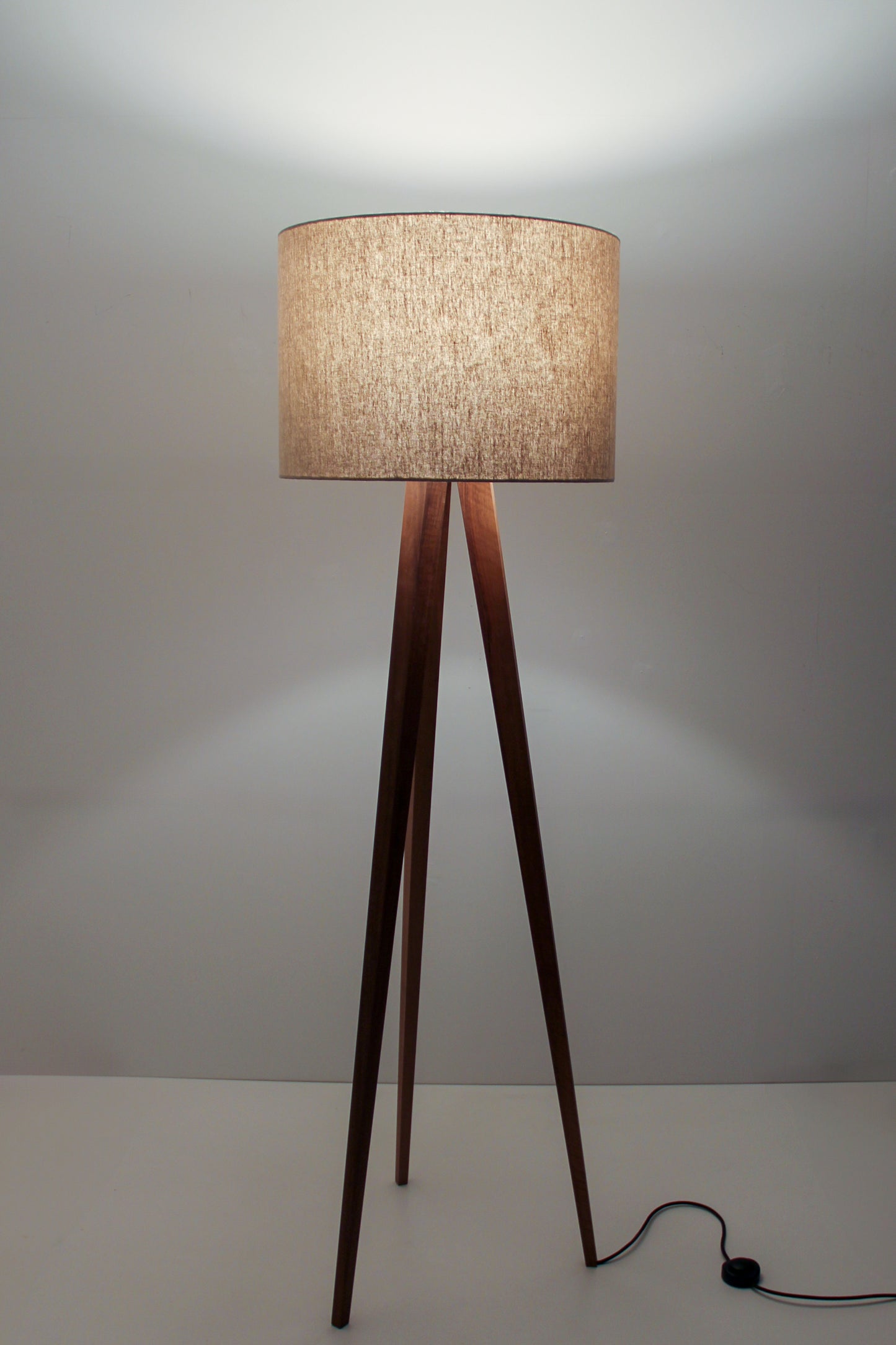 Stehleuchte «Triangolo» aus Schweizer Nussbaumholz