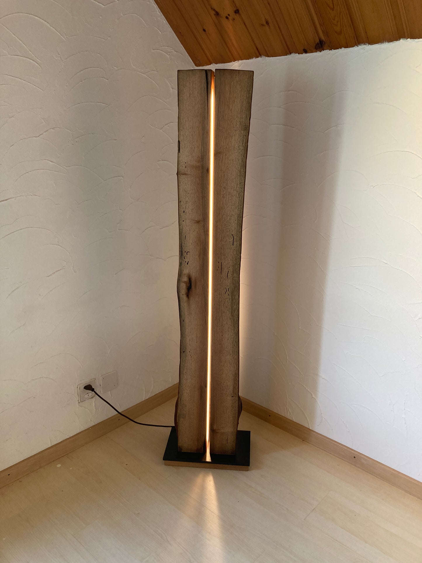 Stehleuchte «a-LED» aus Schweizer Nussbaumholz