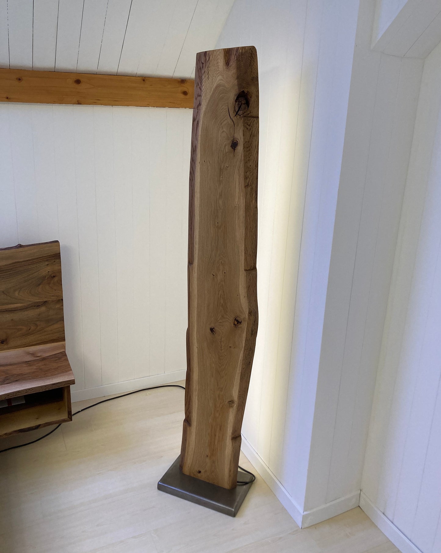 Stehleuchte «LED-board» aus Schweizer Eichenholz