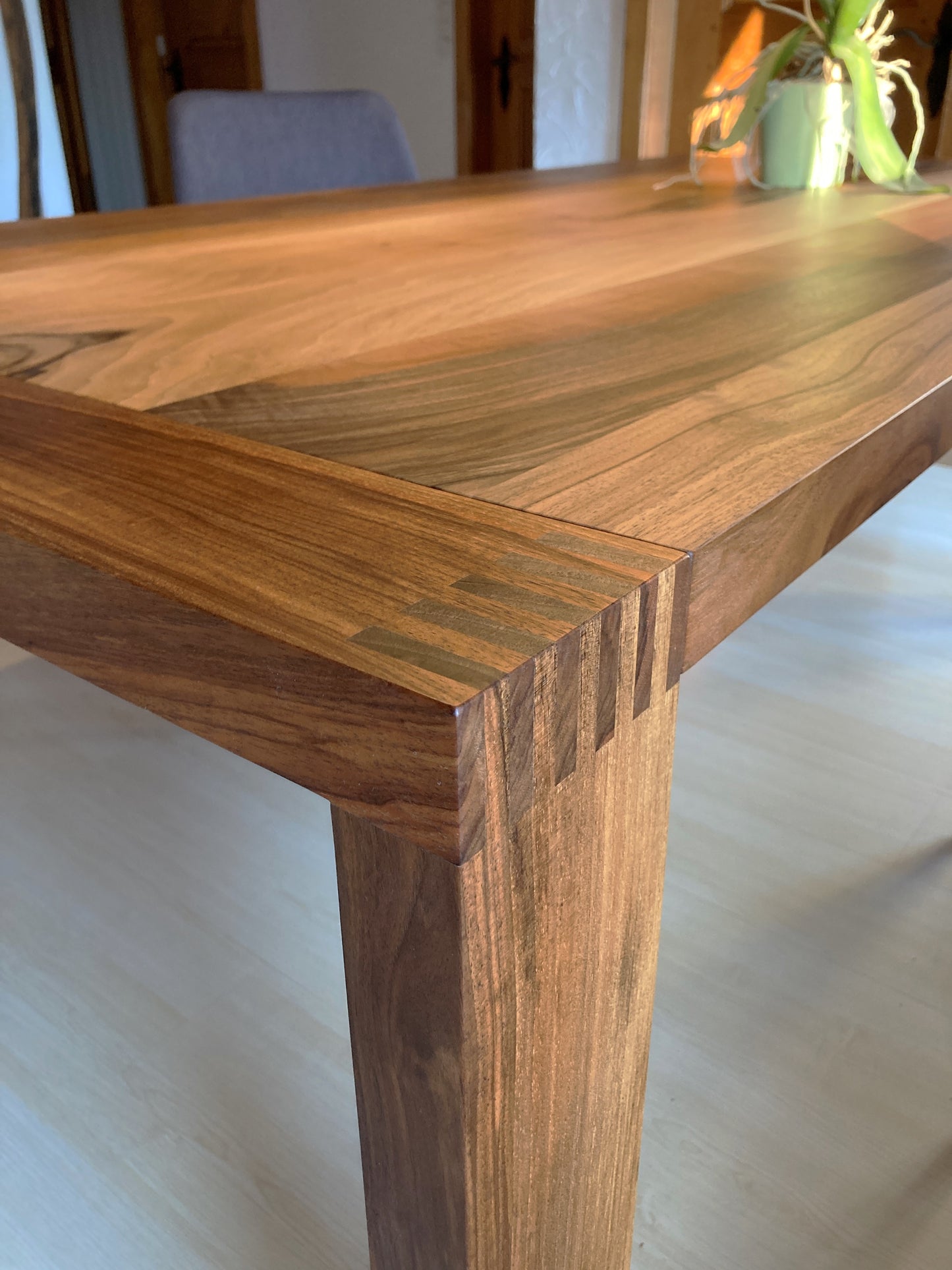 Massivholztisch Torricella aus Schweizer Nussbaumholz