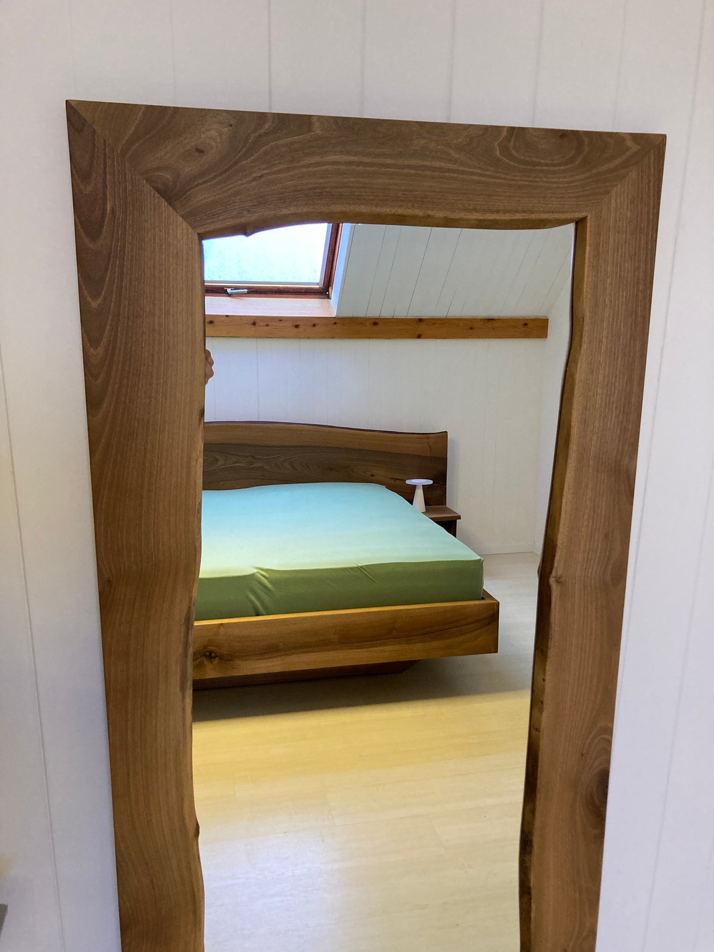 Spiegelrahmen aus Schweizer Nussbaumholz