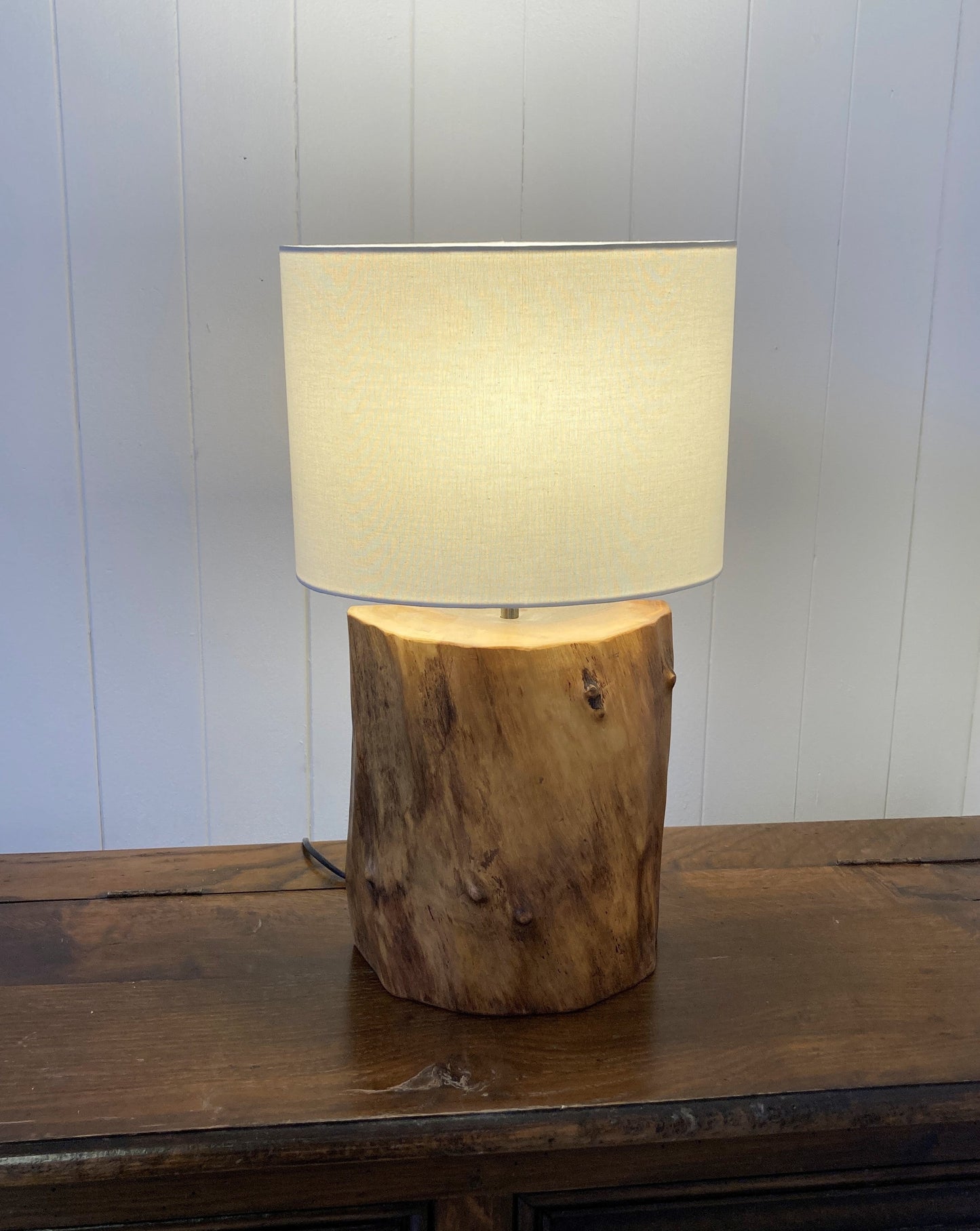 Leuchte aus Schweizer Nussbaumholz