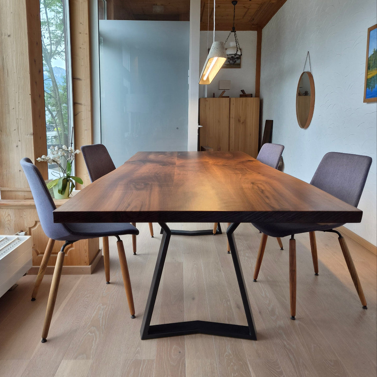 Esstisch aus Schweizer Nussbaumholz mit Naturkanten