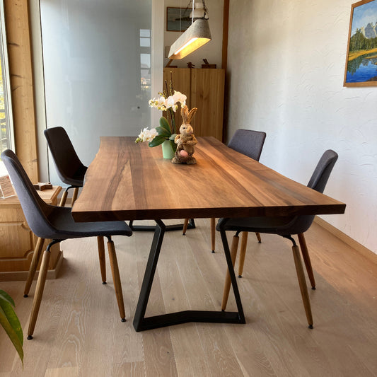 Esstisch aus Nussbaumholz Ausstellungsstück