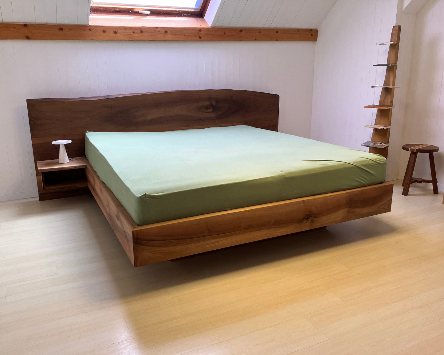 Massivholzbett aus Schweizer Nussbaumholz, Einzelstück zum Spezialpreis