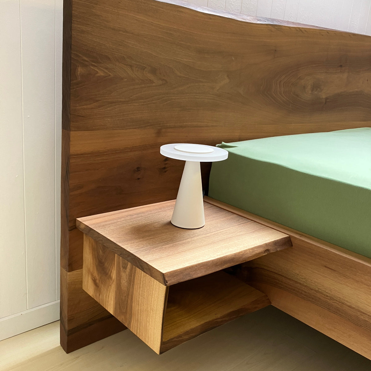 Massivholzbett aus Schweizer Nussbaumholz, Einzelstück zum Spezialpreis