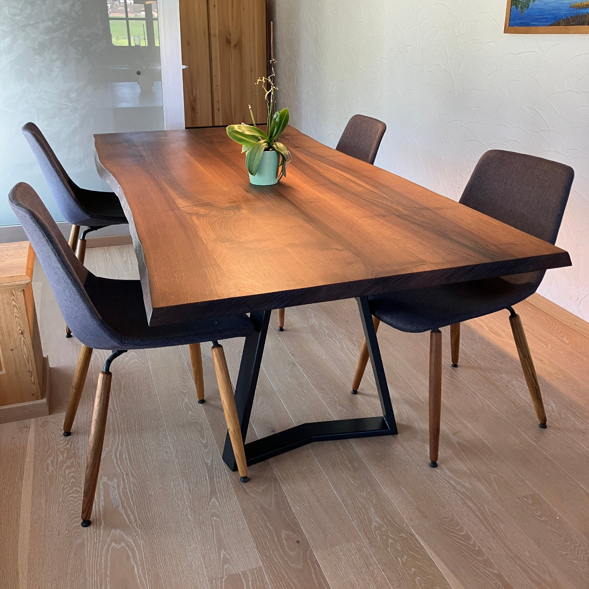 Esstisch aus Schweizer Nussbaumholz mit Naturkanten