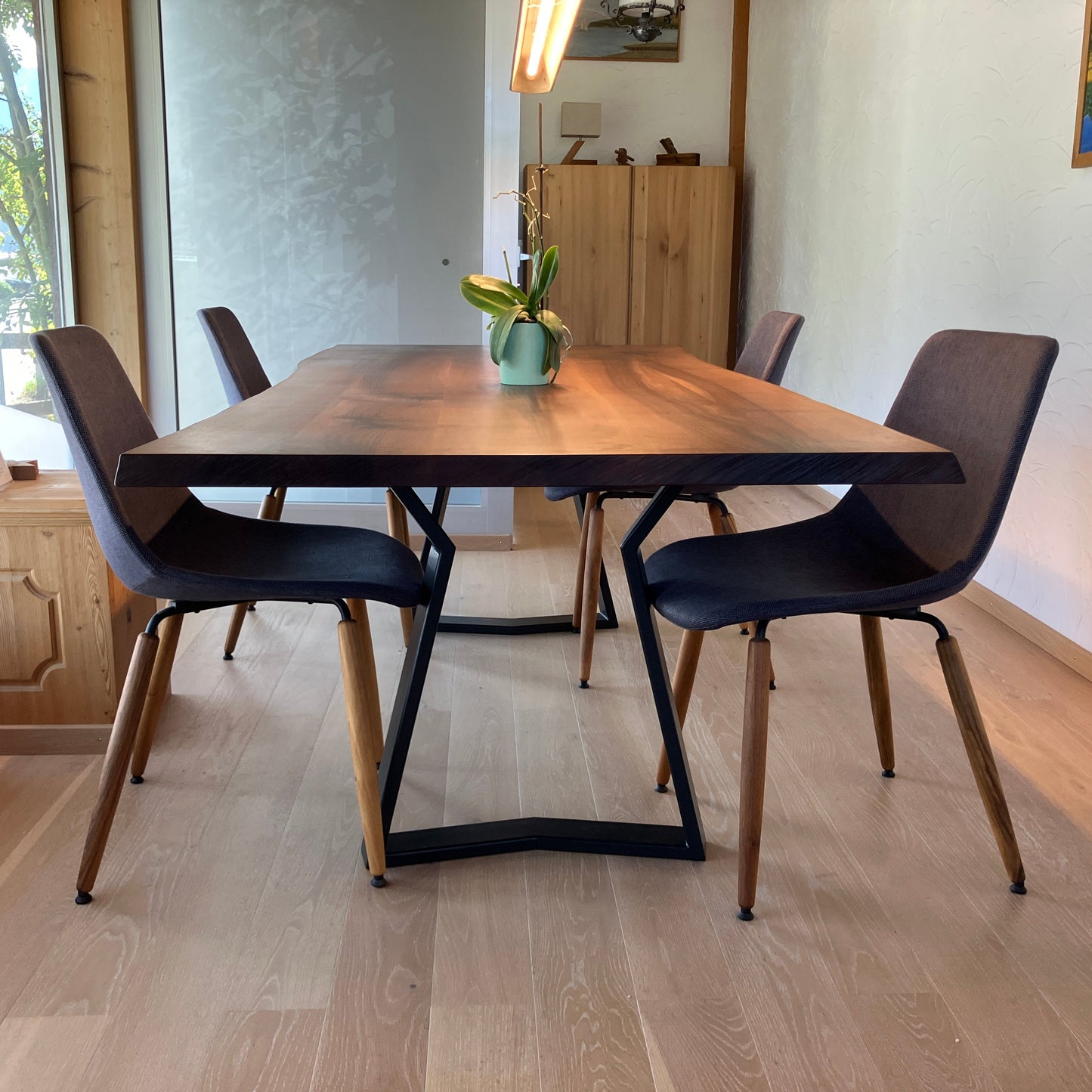 Esstisch aus Schweizer Nussbaumholz mit Naturkanten