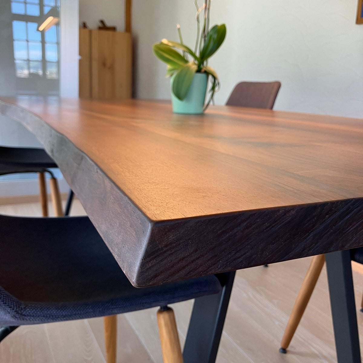 Esstisch aus Schweizer Nussbaumholz mit Naturkanten
