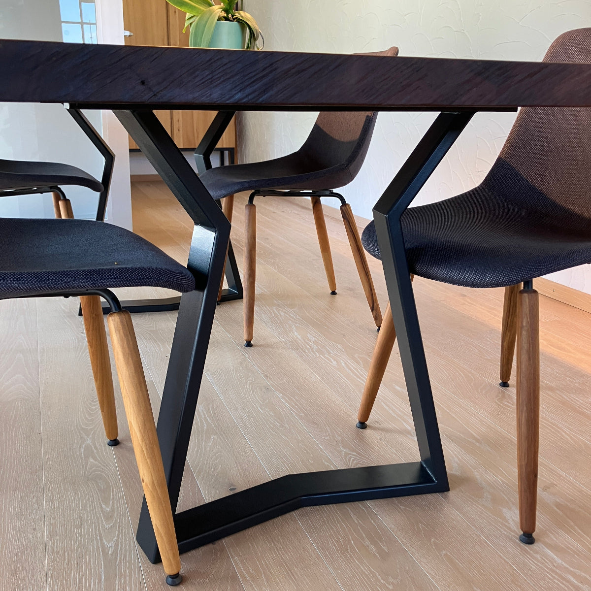 Esstisch aus Schweizer Nussbaumholz mit Naturkanten