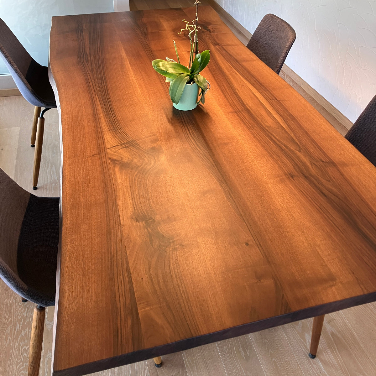 Esstisch aus Schweizer Nussbaumholz mit Naturkanten