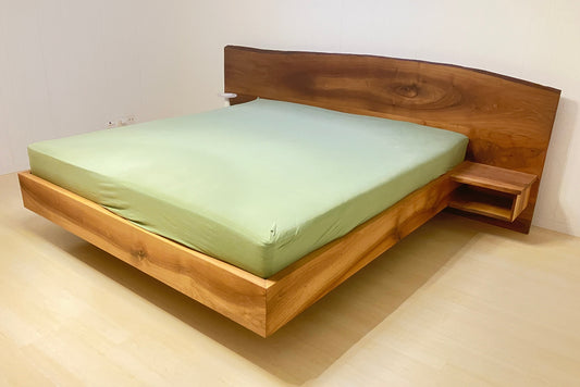 Massivholzbett aus Schweizer Nussbaumholz, Einzelstück zum Spezialpreis