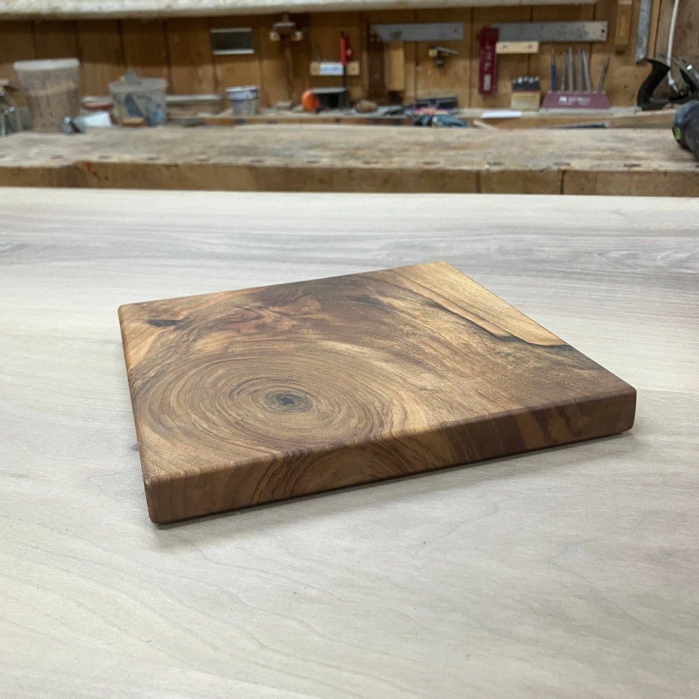 Holzunterlage aus Nussbaumholz für Pfannen etc.