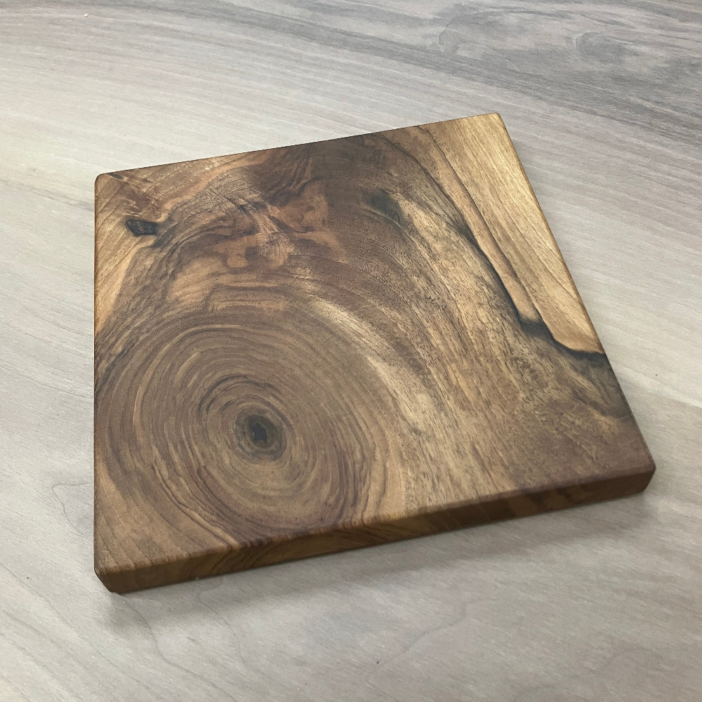 Holzunterlage aus Nussbaumholz für Pfannen etc.