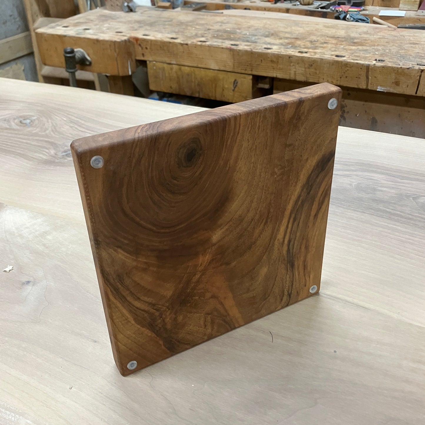 Holzunterlage aus Nussbaumholz für Pfannen etc.