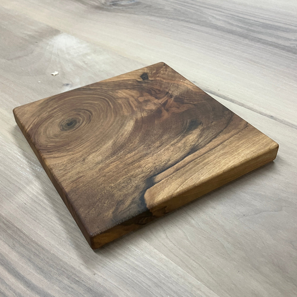 Holzunterlage aus Nussbaumholz für Pfannen etc.