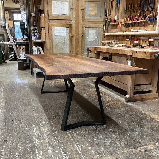 Esstisch aus Schweizer Nussbaumholz mit Naturkanten